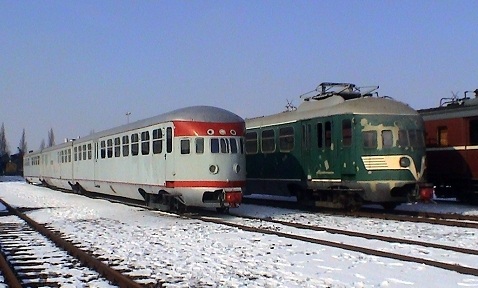 Vrijwel identieke kopvormen: DE3-27 poseert naast de 252, 28 feb 2004 (foto STIBANS). De 27 verbleef enige tijd in Blerick wegens de verbouwing van het Spoorwegmuseum.