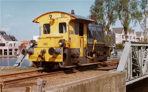 De 286 was de laatste Sik op de Haarlemmermeerlijnen. Hier rijdt de machine over de Amstelbrug in Uithoorn. Het is kort voor het sluiten van het laatste stuk Haarlemmermeerlijnen: 16 mei 1986. Foto: Kees Mooij