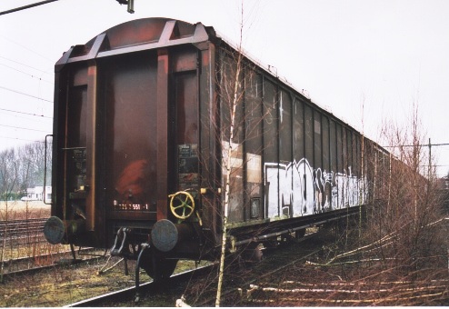 De SNAV-Hbis (01 84 225 2 551-1) zoals deze werd aangetroffen in Susteren, waar deze wagen terzijde gesteld wachtte op de sloop. Februari 2003 (foto: P.P de Winter)